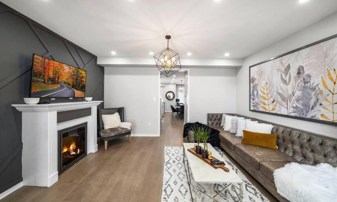 Hurontario House | Modern 4 Level home-Game room/Parking/Near Airport