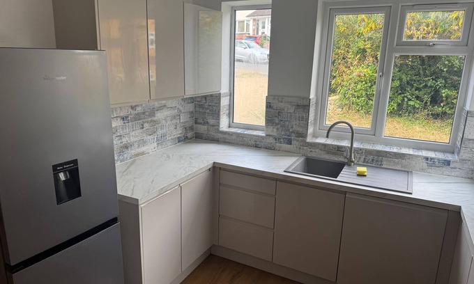 High Wycombe House | Modern 4BR, 2BA Family Home – Sleeps 8, Garden, Parking, Near Station