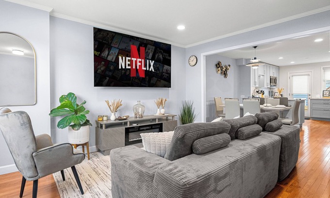 Potomac West House | Modern 4BR Getaway 3 Min to Old Town 1 Mil to Waterfront Walk to Metro