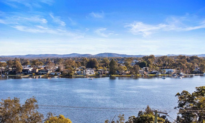 Mirrabooka House | Modern 4BR Mirraboo Home with Panoramic Lake Views