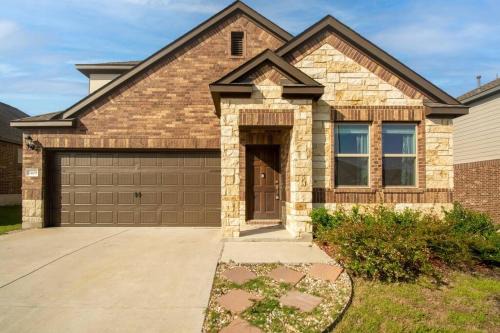 Manor House | Modern 5 Bedroom with access to community pool