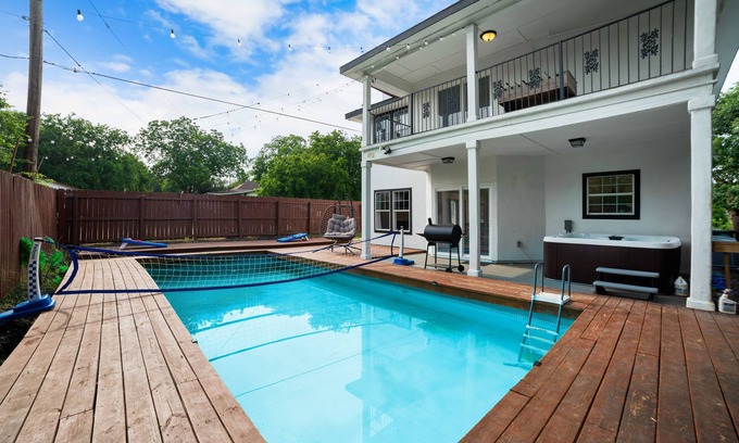 Pecan Valley House | Modern 5 BR Sleeps 16 with Pool, Spa, Air Hockey, BBQ & Games Near Downtown!
