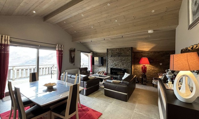 Auris Apartment | Modern 5-room apartment near slopes with fireplace, terrace, parking and wood included