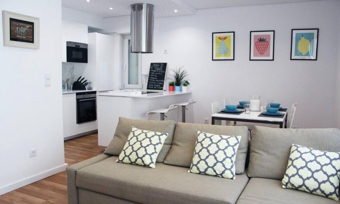 Parede Apartment | Modern and bright apartment close to the beach