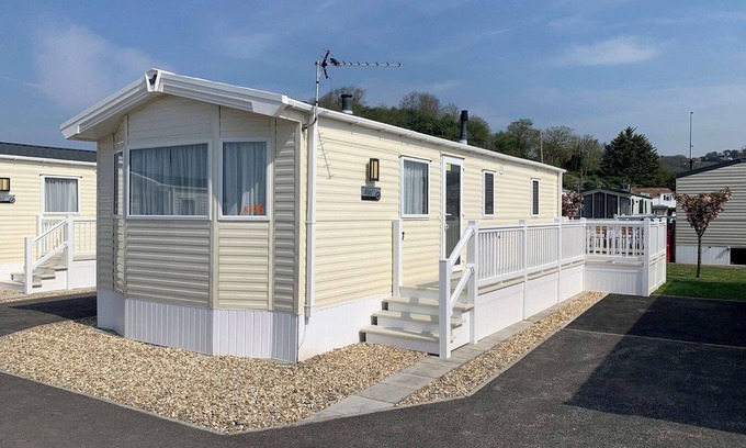 Bleadon House | Modern and contemporary 12ft-wide caravan with one double and two twin.