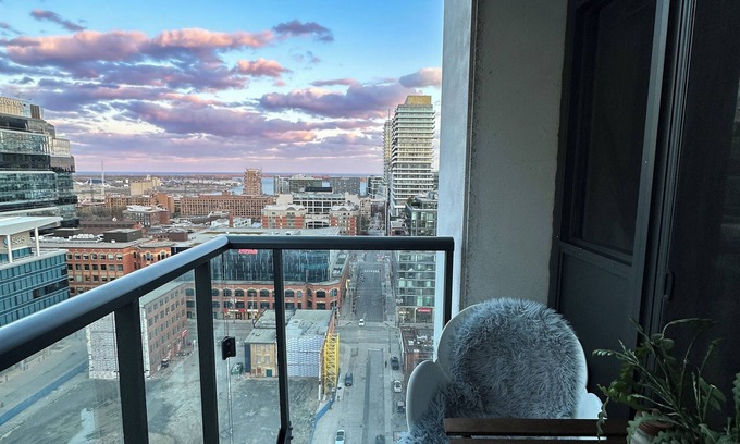 Old Town Apartment | Modern and cozy apartment perfect for working remotely in Downtown Toronto nn