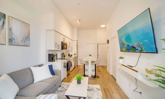 Kitchener Condo | Modern and Cozy in Central KW w/Gym