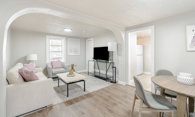 North Tampa House | Modern and Cozy Tampa Home, Minutes from Busch Gardens and Centralized Location