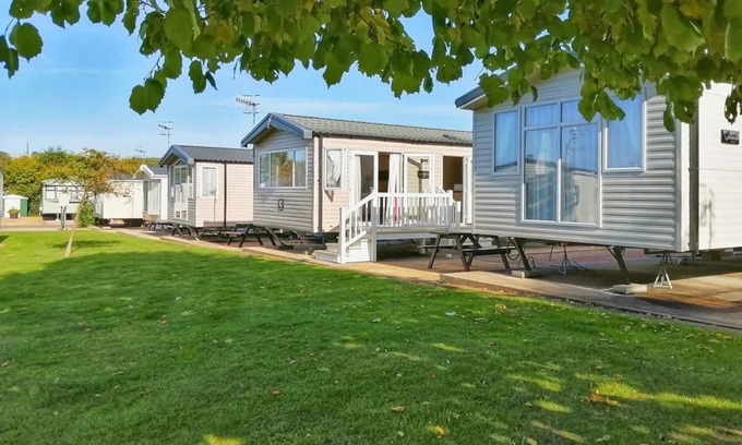 Tiddington House | Modern and comfortable 2 bedroom caravan with one double and one twin.