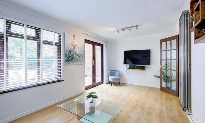 Newborough House | Modern and Spacious 3 Bedroom Home in Peterborough