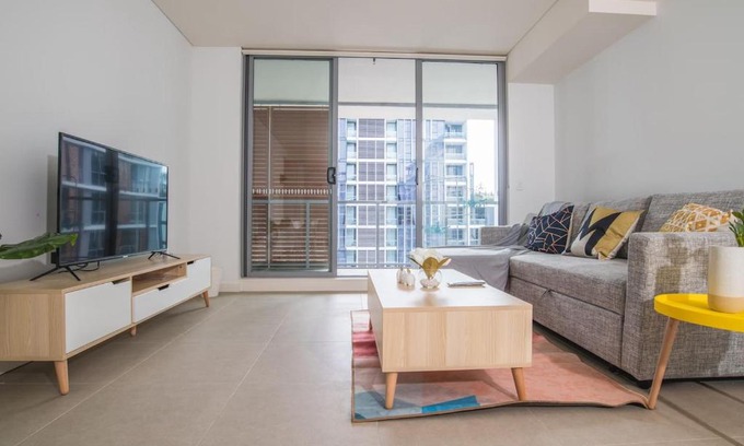 Mascot Apartment | Modern and Spacious 1bed1bath Mascot APT +parking