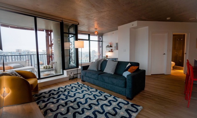 Central Apartment | Modern and Spacious Apartment with an amazing view in Gastown. 2 Bedroom 2 Bath