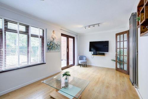 Newborough House | Modern and Spacious 3 Bedroom Home in Peterborough