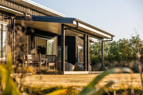 Maraekakaho Apartment | Modern and spacious with river and vineyard views