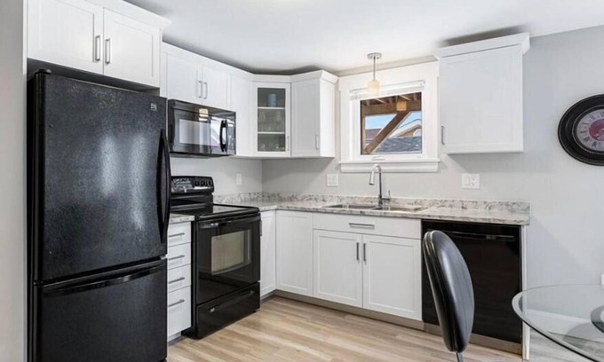 Moncton House | Modern and Spotless Guest Suite
