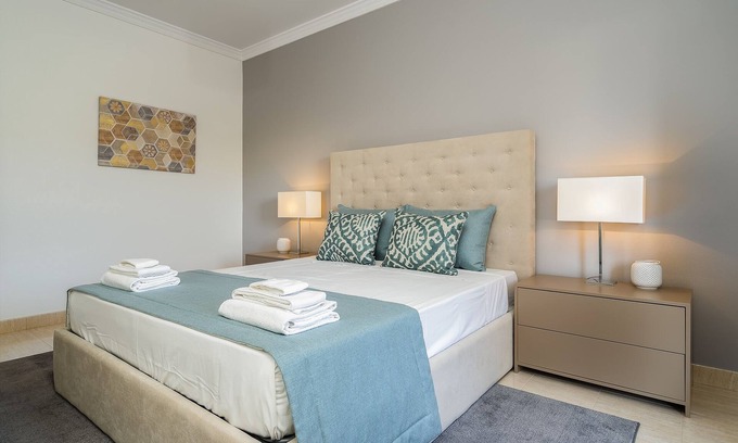 Alporchinhos Apartment | Modern Apartment - 1 bedroom - 4 guests - 5 minutes to beach
