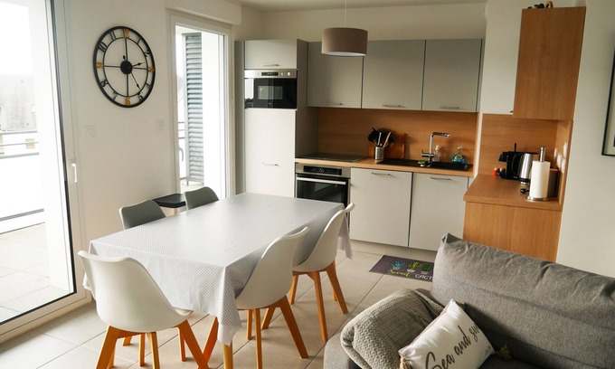Arzon Apartment | Modern Apartment, 2 Bed, 4 Guests - Near Beach & Shops, Activities Galore!