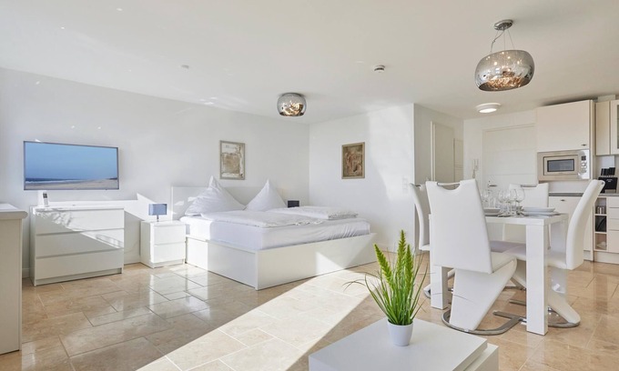 Westerland Apartment | Modern apartment, balcony with sea view, parking space, WLAN. Pets allowed.