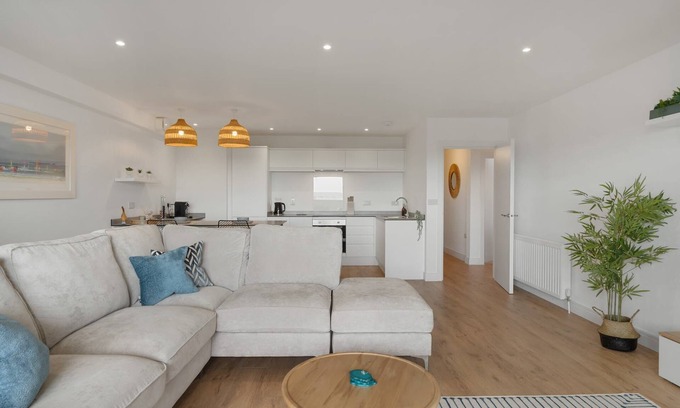 Torquay Apartment | Modern Apartment, Balcony w/Sea Views & Parking