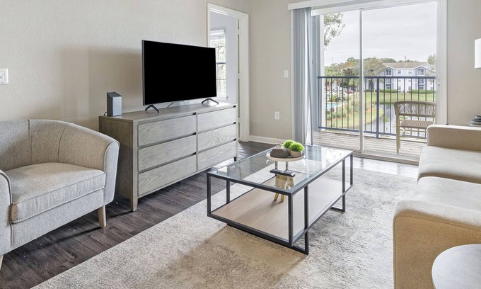 Hyde Park Apartment | Modern Apartment in Prime Location (ID8568X76)