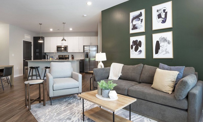 Bowling Green Apartment | Modern Apartment in Prime Location (ID3310X96)