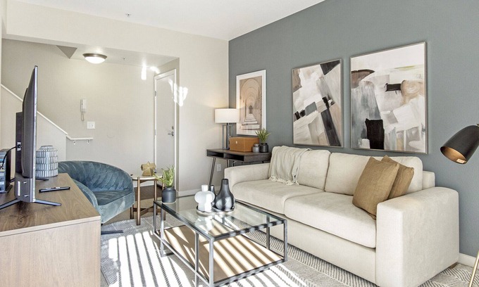 North Broadway - Holiday Apartment | Modern Apartment in Prime Location (ID8814)