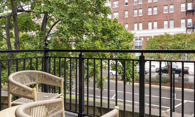 West Freemason Apartment | Modern Apartment in Prime Location (ID8416X37)