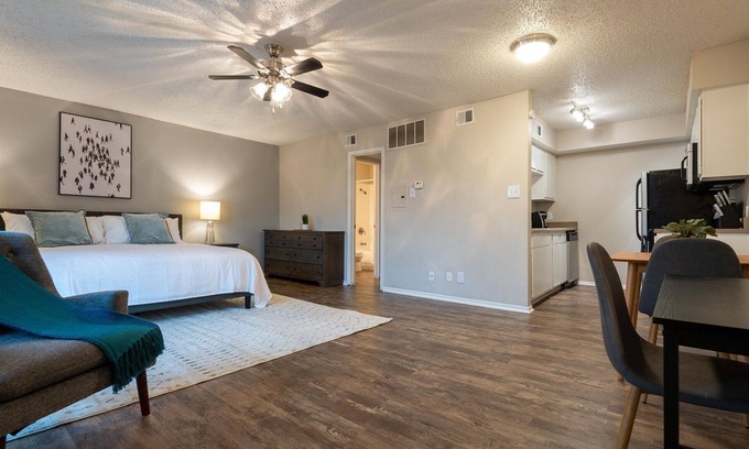 Riverside Apartment | Modern Apartment in Prime Location (ID3235X57)