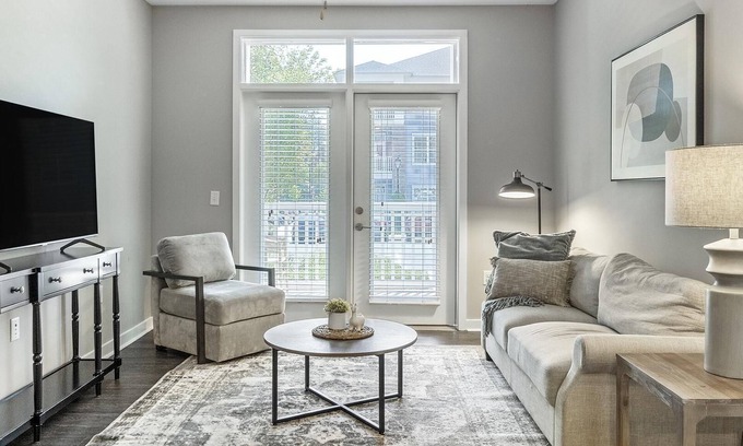 Chapel Hill Apartment | Modern Apartment in Prime Location (ID1286X424)