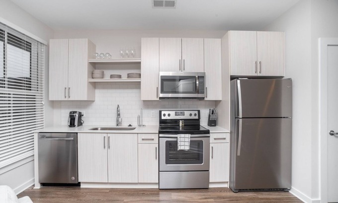 Westside Apartment | Modern Apartment in Prime Location (ID4766X5)
