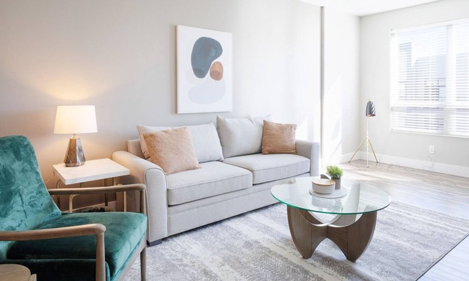 Roselawn Finance Apartment | Modern Apartment in Prime Location (ID6629X73)