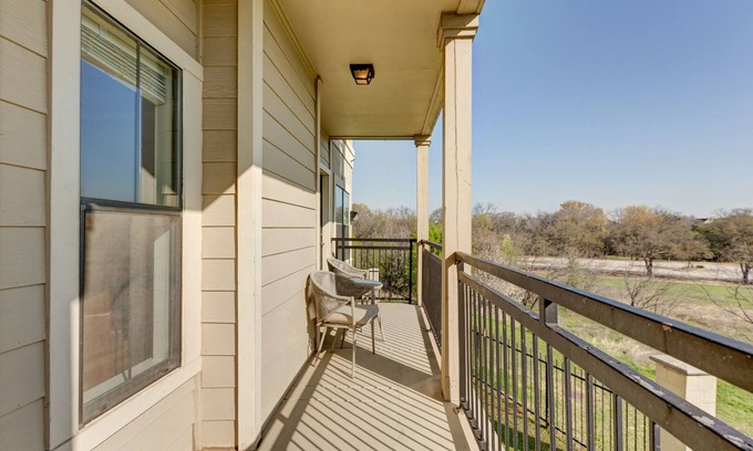 Euless Apartment | Modern Apartment in Prime Location (ID4340X3)