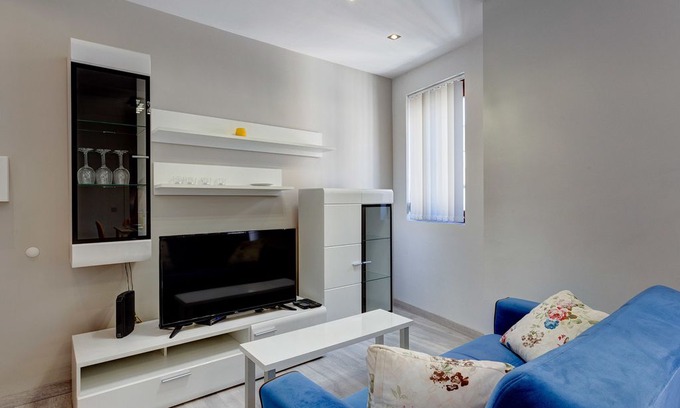 Tower Road Apartment | Modern Apartment just off the Promenade