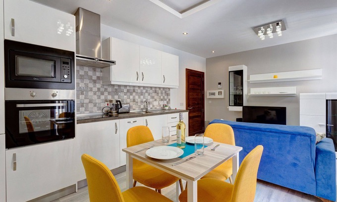 Tower Road Apartment | Modern Apartment just off the Promenade