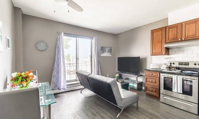 Rosedale Apartment | Modern Apartment - Near Downtown in Glenview West