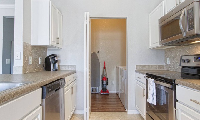 Pinellas Park Apartment | Modern Apartment in Prime Location (ID8629X90)