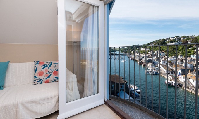 West Looe House | Modern apartment with fabulous views, close to town and beach.
