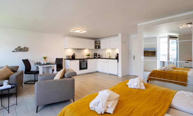 Westerland Apartment | Modern app. with sea view, west-facing balcony, WLAN. Pets allowed.