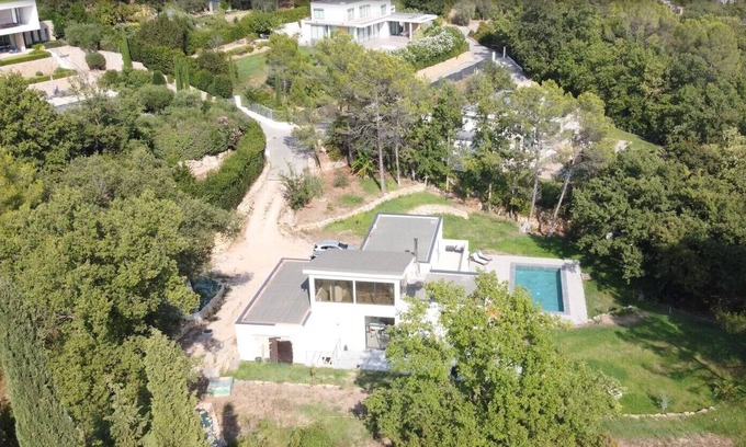 Chateauneuf-Grasse House | Modern architect house on large wooded land in a quiet area