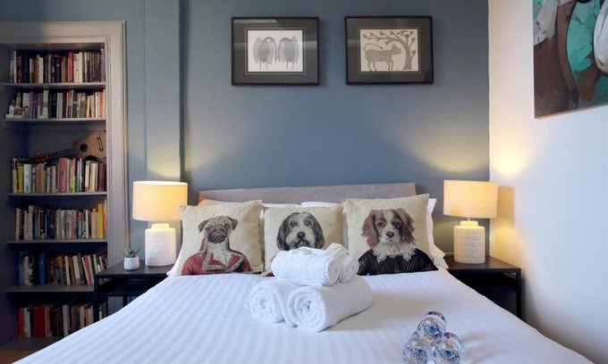 Restalrig Apartment | Modern, artistic apartment close to city centre