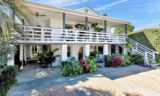 Wrightsville Beach Cottage | Modern Beachy Oasis Cottage ! Just steps to the Ocean!