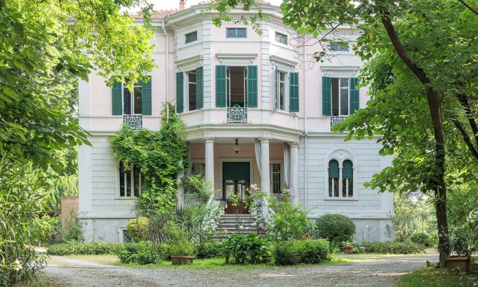 Parma Bed & Breakfast | Modern bedroom with bathroom in a XIX Century villa at VILLA SPERANZA