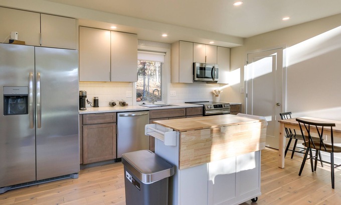 Berkeley Springs Cabin | Modern Berkeley Springs Cabin w/Private Hot Tub!