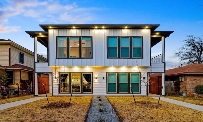 Oak Cliff House | Modern Bishop Arts Home/Large Groups/Garage/Sleeps 8