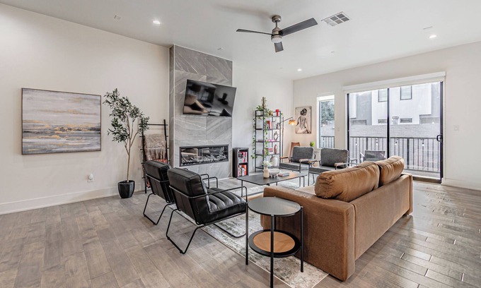 Oak Cliff House | Modern Bishop Arts Retreat 3BR/3BA + Rooftop & Dallas Skyline Views