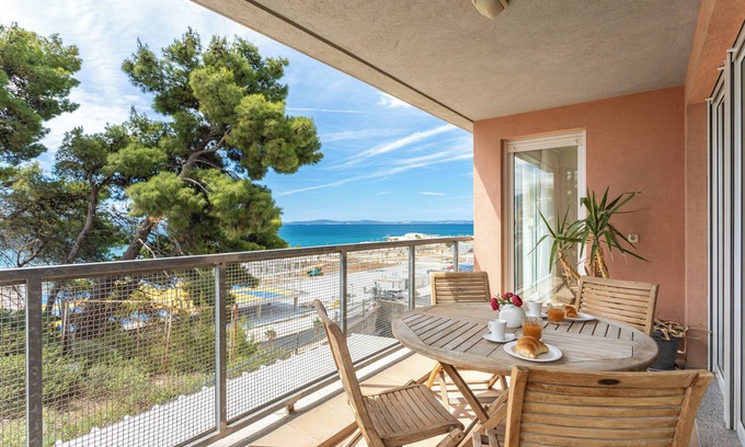 Znjan Apartment | Modern, bright and spacious two bedroom apartment in Split next to Znjan beach.