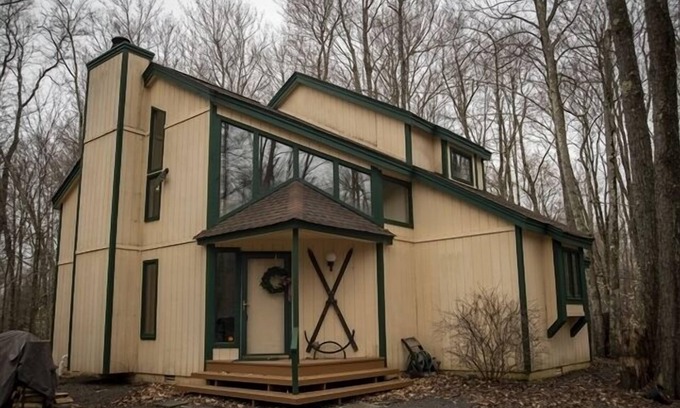 Pocono Pines House | Modern but warm 3 bedroom, 2 bath contemporary home on large wooded lot backing up to golf course. Walk to pool, clubhouse restaurant/bar and tennis courts.
