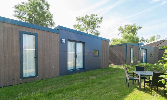 Sint Maartensvlotbrug Ski Chalet | Modern chalet with two bathrooms, close to the North Sea