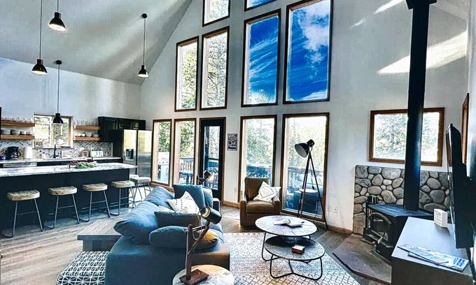 Valley of the Sun Cabin | 🏡Modern Cabin🌲Mountain Views🏔Arcade Games🕹Fun For All Ages 🐶 Pet Friendly