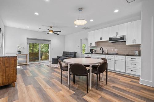 Mid America House | Modern Cabin Oaklawn in 10 min Private Patio